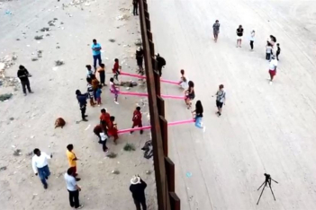 Καλλιτέχνες έβαλαν τραμπάλες στα σύνορα ΗΠΑ- Μεξικού στέλνοντας ένα δυνατό  μήνυμα ενότητας