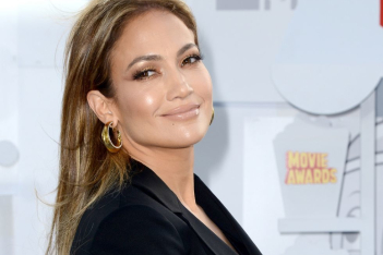 H Jennifer Lopez γίνεται 50 και δέχεται τις πιο γλυκιές ευχές από τον σύντροφό της