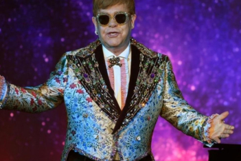 O Elton John πραγματοποίησε έρανο συγκεντρώνοντας 5,4 εκατ. ευρώ για την καταπολέμηση του AIDS