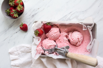 Ελαφρύ παγωτό γιαούρτι με φράουλες