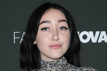 Η αδερφή της Miley Cyrus δείχνει το στήθος της στο Instagram