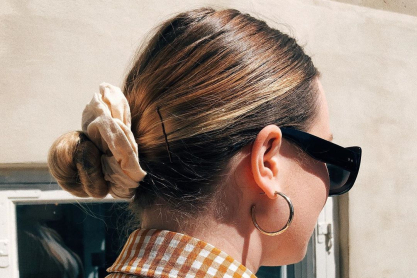 Πώς να συνδυάσετε το scrunchie με το look σας