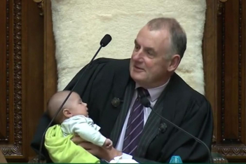 Ο πρόεδρος της Βουλής στη Νέα Ζηλανδία ταΐζει νεογέννητο μέσα στο κοινοβούλιο και δίνει μια νότα ελπίδας για έναν καλύτερο κόσμο