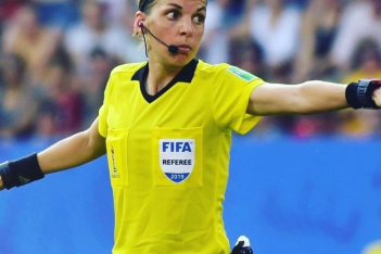 Stéphanie Frappart: Η πρώτη γυναίκα διαιτητής σε τελικό ανδρών της UEFA 