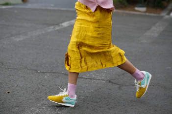 Πώς να φορέσετε φόρεμα και sneakers το φετινό φθινόπωρο