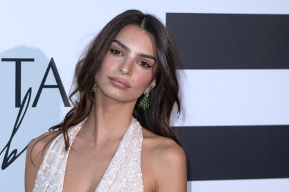 Η Emily Ratajkowski τόπλες στην κουζίνα