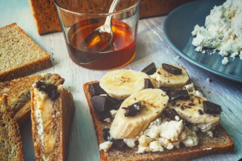 Ένα διαφορετικό τοστ με μπανάνα, ρικότα, σοκολάτα και μέλι