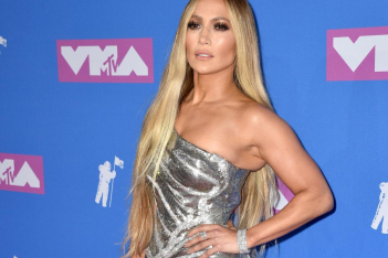 H 50χρονη J.Lo εντυπωσιάζει το Instagram με τους κοιλιακούς της