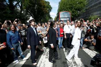 Δεκάδες οπαδοί των Beatles διέσχισαν τη διάβαση του Abbey Road