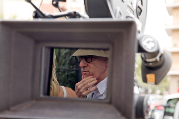 Woody Allen: «Κάνω ταινίες για να μη σκέφτομαι ότι γερνάω»