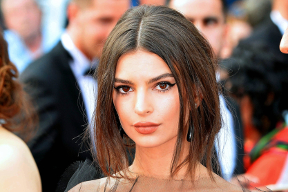  Η Emily Ratajkowski ποζάρει με το πιο sexy ολόσωμο μαγιό και το video γίνεται viral 