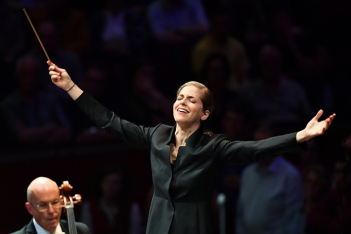 Καρίνα Κανελλάκη: Η πρώτη γυναίκα μαέστρος στην Πρώτη Νύχτα του BBC Proms είναι Ελληνίδα