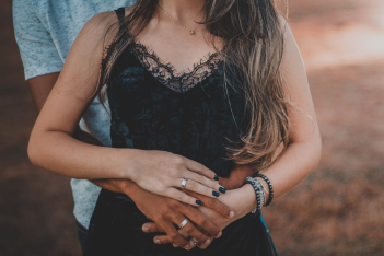 Σεξ και εμμηνόπαυση: Οι παρενέργειες και πώς θα τις αντιμετωπίσετε 