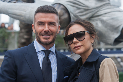 Το ζεύγος Beckham κι ο γιος τους Brooklyn έκαναν την πιο κομψή οικογενειακή εμφάνιση