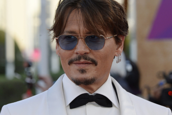 Πώς ο Johnny Depp αστειεύεται για τη σχέση του με το αλκοόλ