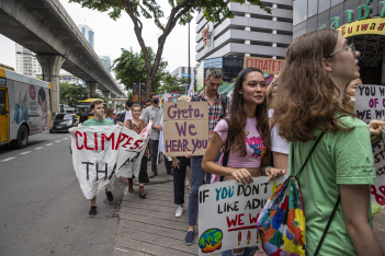 Σήμερα η παγκόσμια μαθητική αποχή για το περιβάλλον - Δεκάδες χιλιάδες έφηβοι ζητούν δραστική αλλαγή
