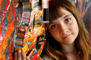 Aelita Andre: H 12χρονη που δημιουργεί εντυπωσιακά έργα τέχνης που πωλούνται για χιλιάδες δολάρια 