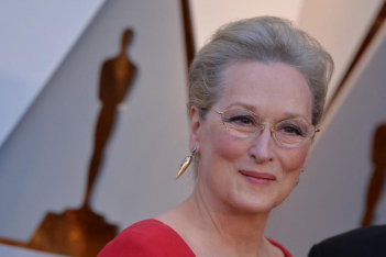 H Meryl Streep εμφανίστηκε στο κόκκινο χαλί του Φεστιβάλ Βενετίας με ένα φόρεμα που έκλεψε την παράσταση