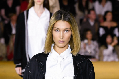 To show του οίκου Burberry συνδύαζε στοιχεία από την Βικτοριανή εποχή με streetwear