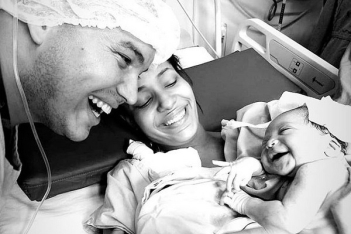 H μοναδική στιγμή που νεογέννητο μωρό ακούει τη φωνή του μπαμπά του και χαμογελά 