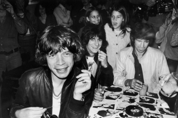 Celebrities σε σπάνιες ασπρόμαυρες φωτογραφίες που δείχνουν πως διασκέδαζαν στα 70s