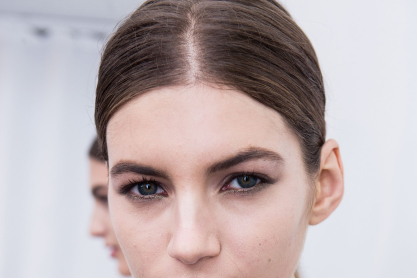 3+1 ιδέες για χτενίσματα με χωρίστρα στη μέση