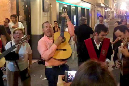 Ο Kevin Spacey τραγουδάει το «La Bamba» σε δρόμο της Σεβίλης