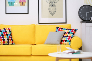 4 τρόποι για να μεταμορφώσετε τον παλιό καναπέ σας σε καινούργιο