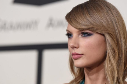 Η Taylor Swift προσφέρει 10.000 δολάρια σε καρκινοπαθή θαυμάστριά της