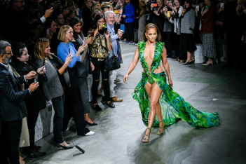 Versace S/S '20: Ιταλική φινέτσα, jungle prints και το φόρεμα που ενέπνευσε την δημιουργία του Google Images