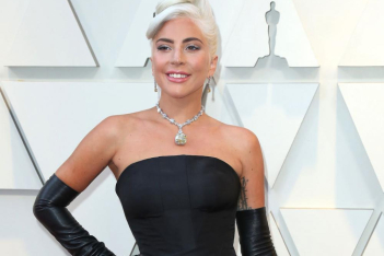 Είναι επίσημo: η Lady Gaga υιοθέτησε το πιο τολμηρό χρώμα στα μαλλιά