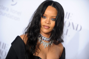 Οι νέες αφέλειες της Rihanna είναι το απόλυτο φθινοπωρινό hair look για κάθε γυναίκα