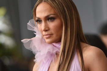 Η Jennifer Lopez στα 50 έχει τους κοιλιακούς που θα ζήλευε κάθε 20χρονη