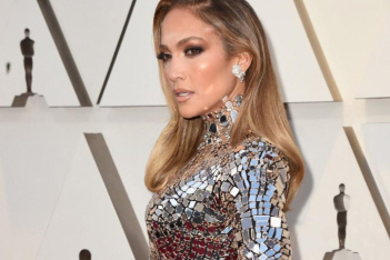 Governors Awards: Η glamorous εμφάνιση της Jennifer Lopez στο κόκκινο χαλί