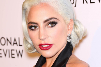 H Lady Gaga τολμά να βουτήξει σε μια μπανιέρα με παγάκια