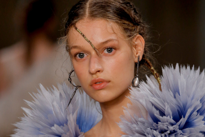 Alexander McQueen S/S 2020: Το show που μοιάζει να σταμάτησε το χρόνο