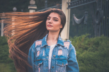 8 λόγοι που πέφτουν τα μαλλιά σας