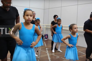 Το συγκινητικό βίντεο με τον μπαμπά που αποφάσισε να χορέψει μπαλέτο με τις αυτιστικές του κόρες 