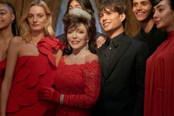 Η θρυλική diva των 80s, Joan Collins, φέρνει τα Χρστούγεννα στην νέα καμπάνια Valentino
