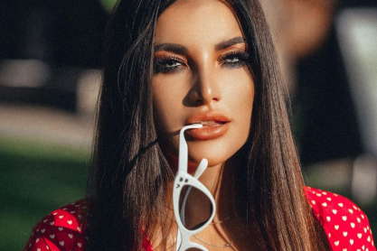 H sexy Ρωσίδα που δεν σταματά να ποζάρει με τα εσώρουχά της και να αναστατώνει το Instagram 