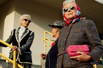 5 φοβερές Iταλίδες γιαγιάδες ποζάρουν φορώντας από πάνω μέχρι κάτω Chanel και το Ίντερνετ τις αποθεώνει