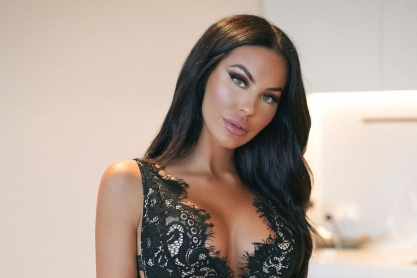 Η Charlie Ralph έχει βλέμμα που μαγνητίζει, χείλη που θέλουν φίλημα και μπούστο που κολάζει 