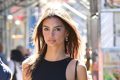 Η Emily Ratajkowski τόπλες αναστατώνει για άλλη μια φορά το κοινό της 