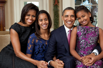 Σπάνια οικογενειακή φωτογραφία αναρτά η Michelle Obama θέλοντας να ευχηθεί για την Ημέρα των Ευχαριστιών