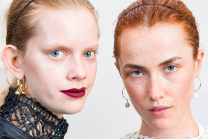 Strobing: Όλα όσα πρέπει να γνωρίζετε για την τάση που θα χαρίσει λάμψη στο μακιγιάζ σας