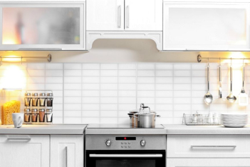 Ανανεώστε τα παλιά ντουλάπια της κουζίνας σας χωρίς να τα βάψετε