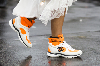 Τα minimal sneakers που φορούν οι πιο cool Γαλλίδες για ασυναγώνιστο στιλ