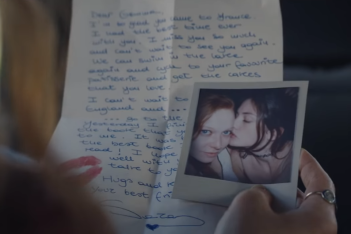 H συγκινητική ιστορία έρωτα δύο γυναικών από μικρά κορίτσια - Το βίντεο που καθηλώνει
