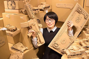 Η Γιαπωνέζα που φτιάχνει απίθανα γλυπτά από χαρτόκουτα της Amazon