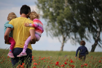 Tagesspiegel: Κάθε μέρα δύο ασυνόδευτα παιδιά ταξιδεύουν μακριά από την πατρίδα τους για το Βερολίνο